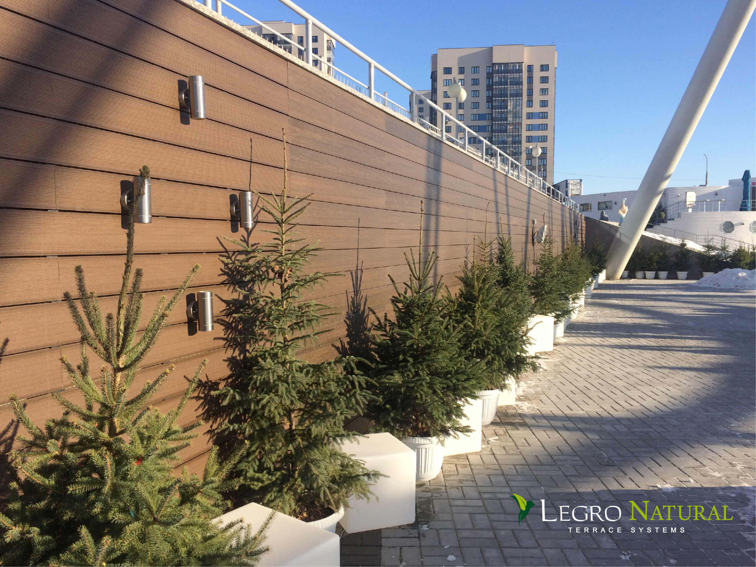 Терасна дошка Legro Natural Teak. Legro Ultra Natural – міцна, не боїться ударів, рідин, екологічна та легка у догляді, термін служби – близько 50 років.