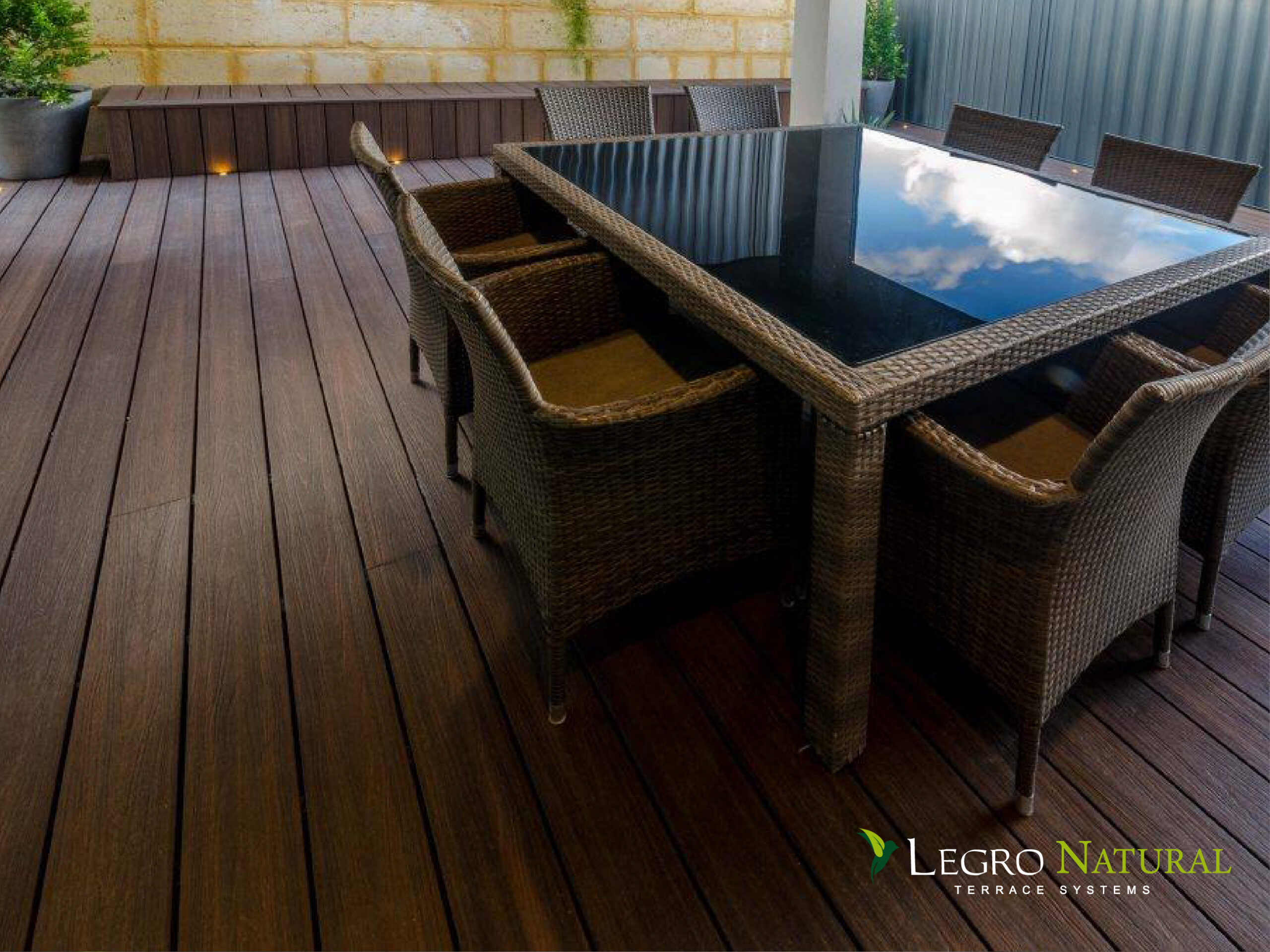 Терасна дошка Legro Natural Walnut. Legro Ultra Natural виготовлена з екологічного деревно-полімерного композиту зі стійкістю до утворення плям і 100% захистом кольору.