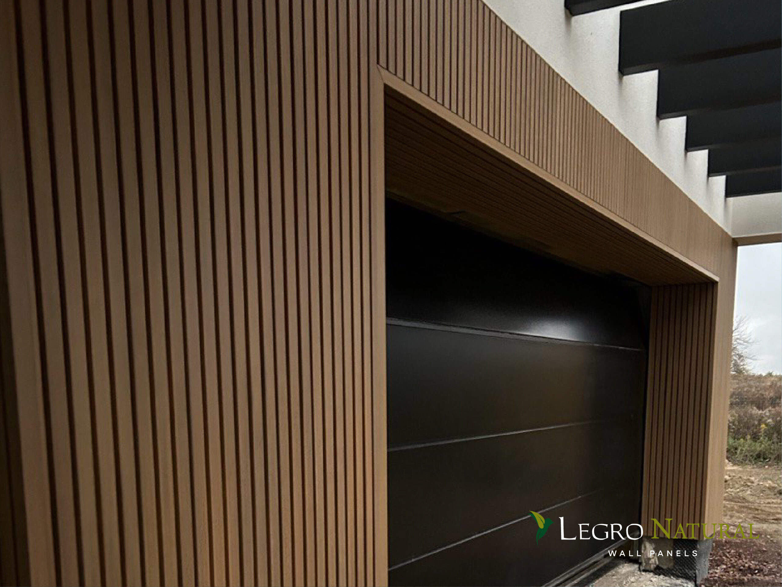 Фасадний профіль Legro Walnut (FS 21, FS 15). Дошка Legro Naturale Walnut для оздоблення фасадів для має захист від плям і впливу ультрафіолетового випромінювання.