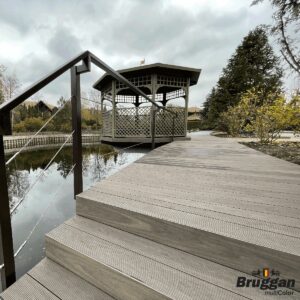 Projekte der saison: die schönsten und einzigartigsten terrassen aus verbundterrassendielen von Woodplast. Die Verwendung des innovativen Bruggan-Holzes mit natürlicher Textur ermöglichte die Schaffung eines einheitlichen, harmonischen Raums.