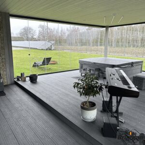 Projekte der saison: die schönsten und einzigartigsten terrassen aus verbundterrassendielen von Woodplast. Ein Büro in Polen, geschmückt mit verschiedenen Terrassendielen.