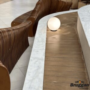 Projekte der saison: die schönsten und einzigartigsten terrassen aus verbundterrassendielen von Woodplast. Bruggan-Terrassendielen im Einkaufszentrum von Lwiw