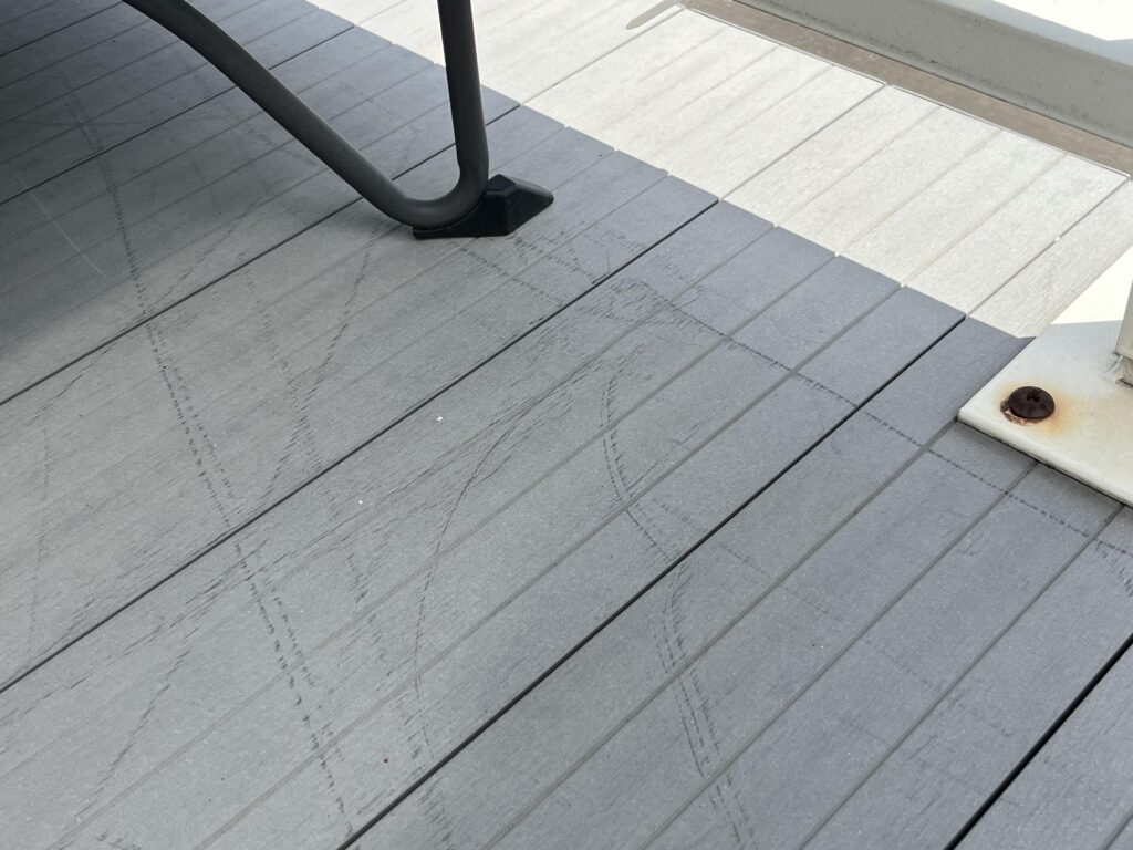 Mechanische Beschädigungen und Kratzer auf Terrassendielen. Wie vorgehen?
